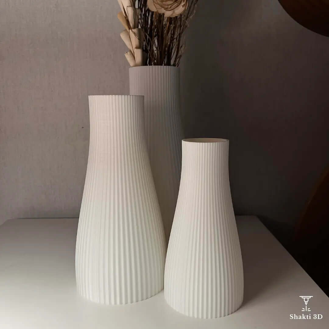 Collection de vases design modernes et élégants, parfaits pour une décoration intérieure tendance. Fabriqués en 3D avec des finitions raffinées, ces vases subliment fleurs séchées et compositions florales avec une touche minimaliste et contemporaine.