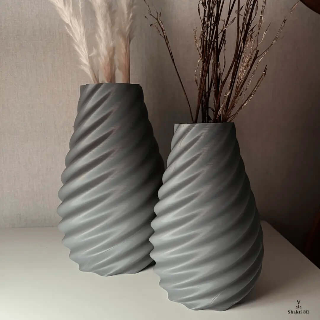 Collection de vases torsadés design en 3D, au style moderne et épuré. Parfaits pour sublimer une décoration intérieure avec élégance, ces vases sont idéaux pour fleurs séchées, pampas et compositions minimalistes.