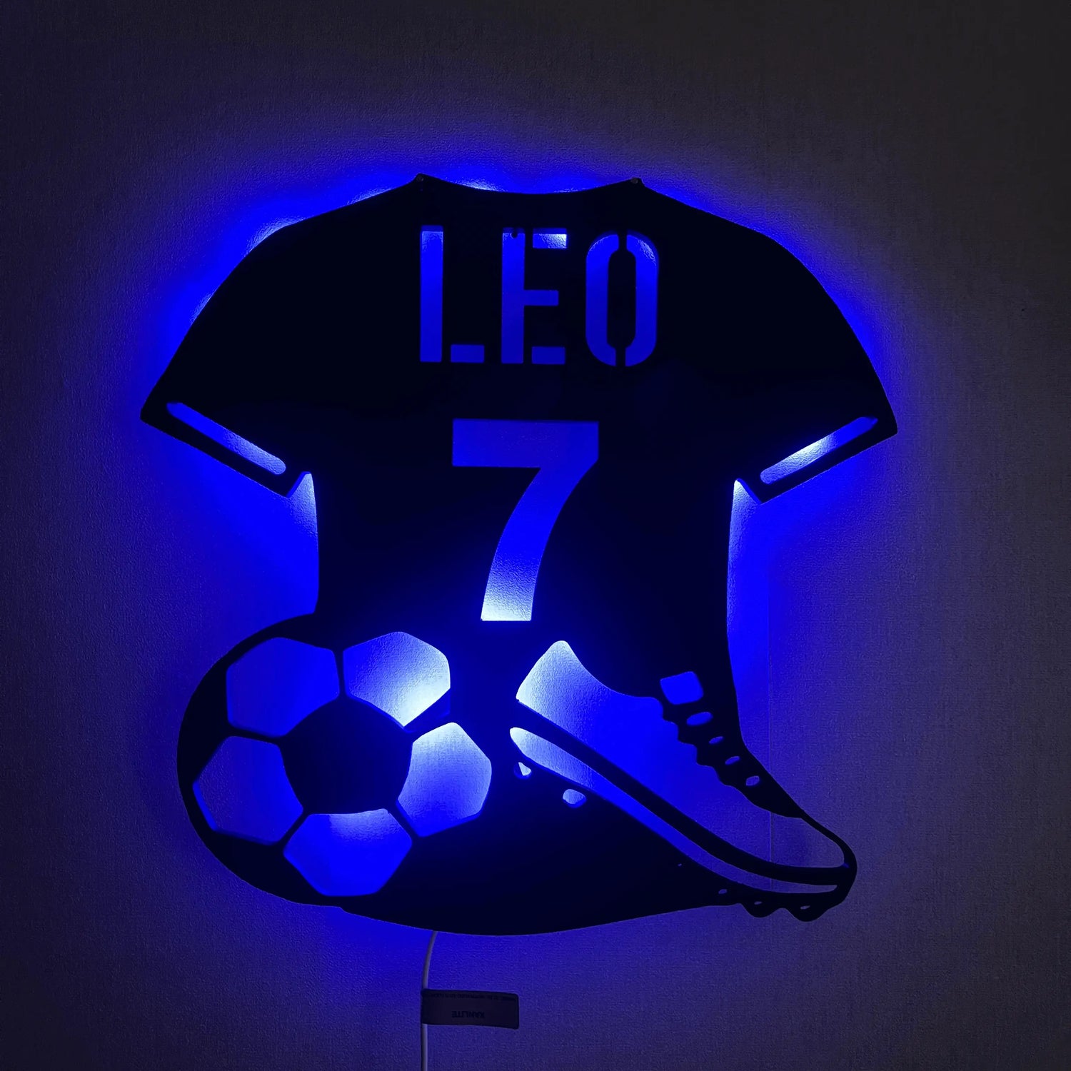 Collection de décorations murales football personnalisables pour enfants. Ajoutez un prénom et un numéro sur un maillot LED unique, idéal pour une chambre de petit champion et un cadeau parfait pour les jeunes passionnés de foot.