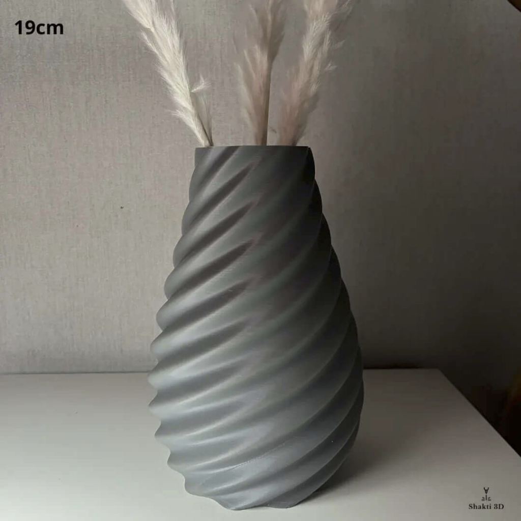 Vase décoratif torsadé en 3D, hauteur 19 cm. Design épuré et élégant, parfait pour sublimer une table, une étagère ou une console