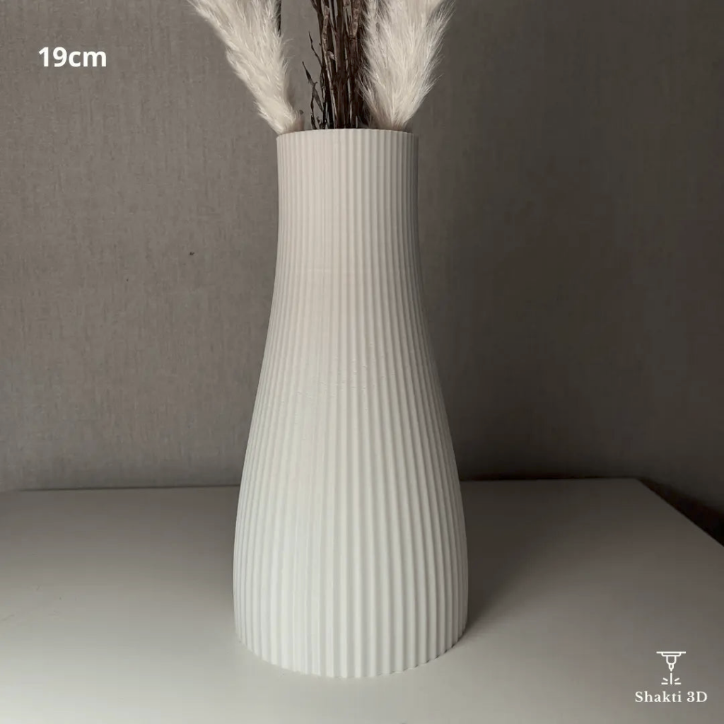 Vase blanc texturé en finition mate, hauteur 19 cm. Idéal pour une décoration raffinée et un intérieur contemporain.