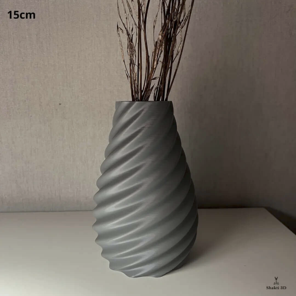 Petit vase torsadé en 3D, hauteur 15 cm. Accessoire déco moderne pour fleurs séchées, pampas ou compositions végétales