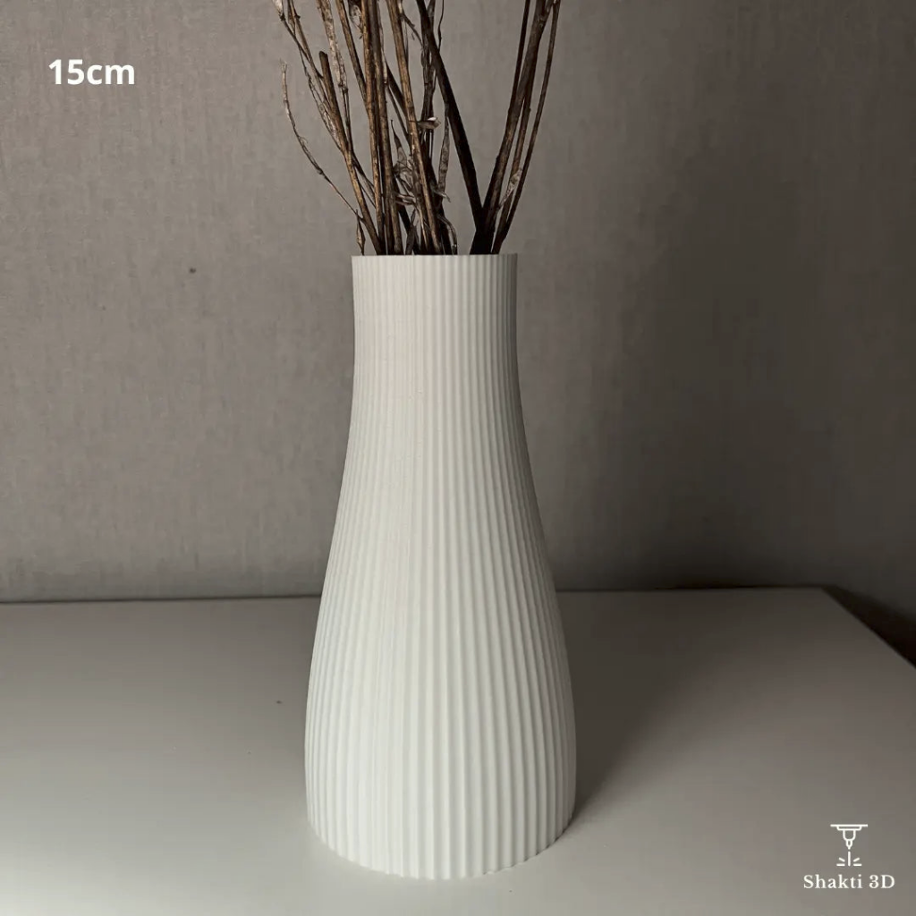 Petit vase blanc design, hauteur 15 cm, avec texture striée élégante. Accessoire déco parfait pour compositions florales et branches décoratives.