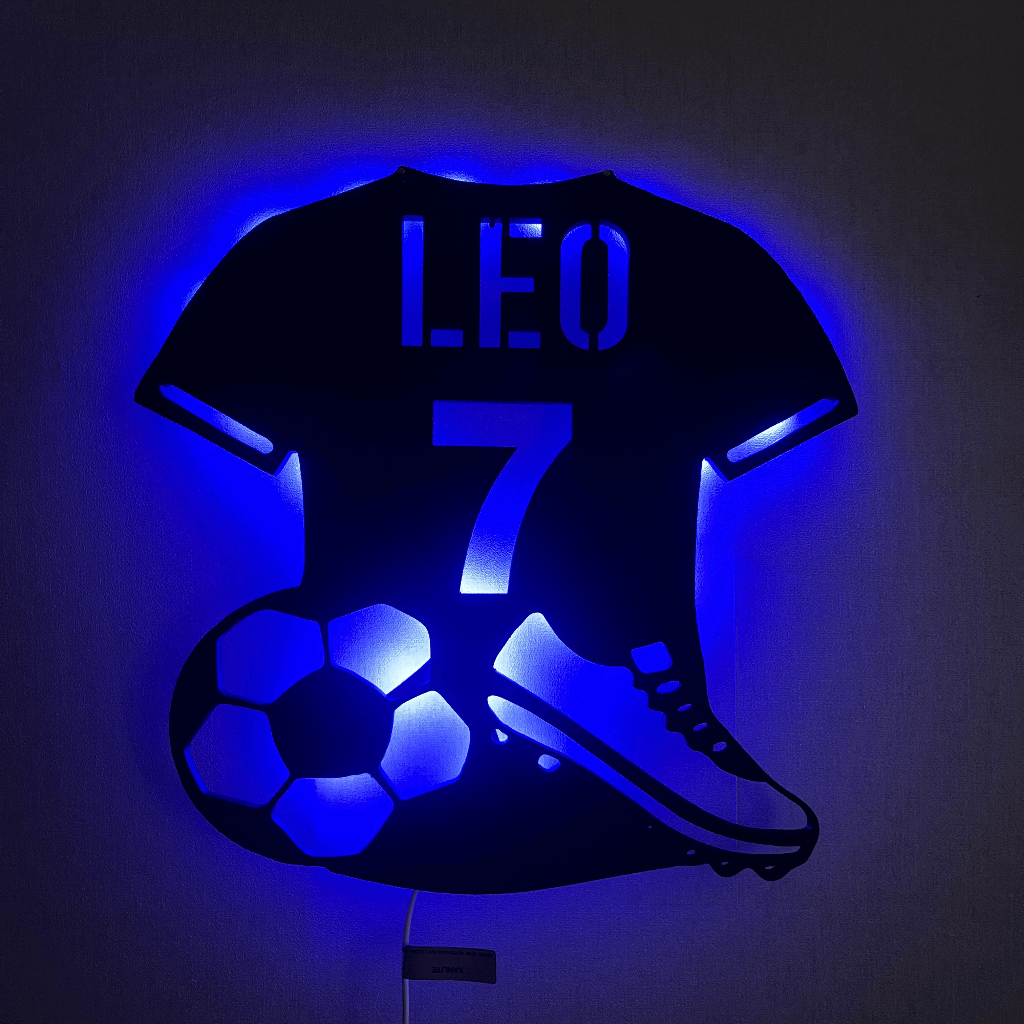 Décoration murale foot LED personnalisable (prénom et numéro) , design maillot avec ballon et crampons. Parfait pour chambre de fan de football, cadeau original et moderne